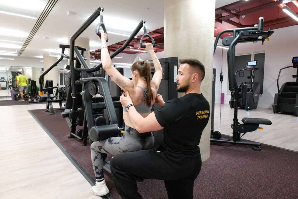 female personal trainer london 1 to 1 coaching fat loss body transformation gym victoria london